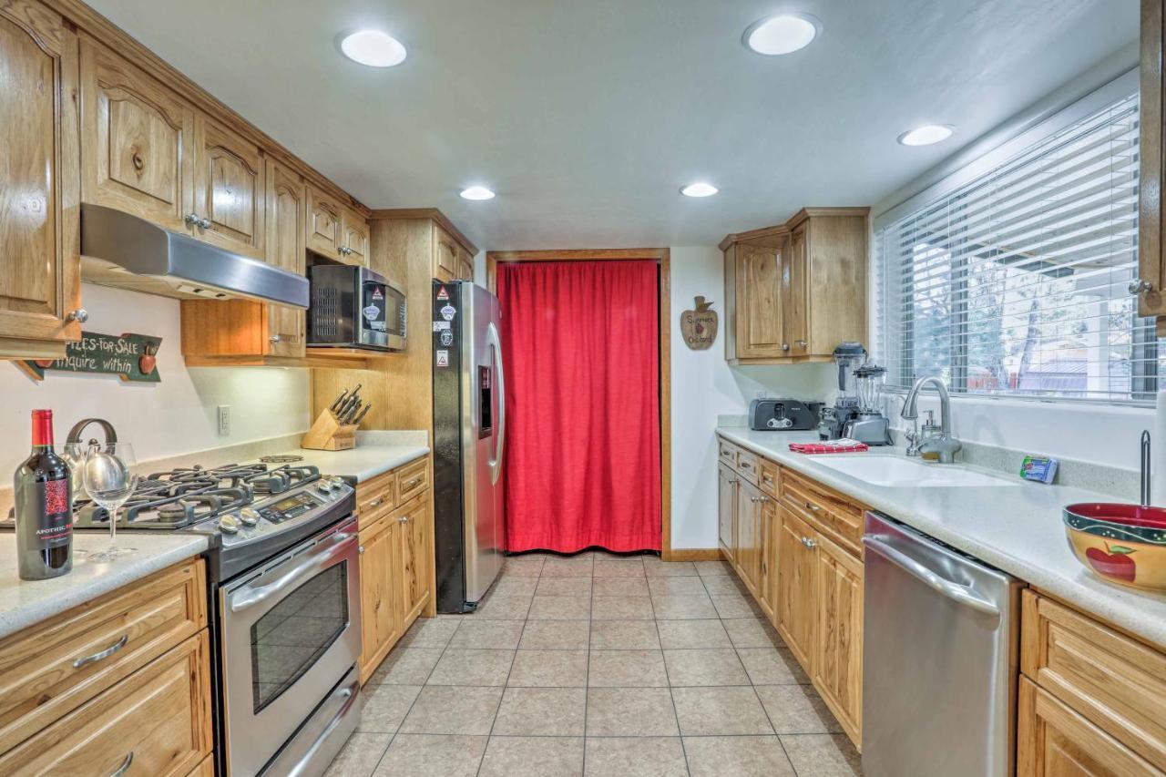 Lakeside Home With Game Room, Yard, Deck And Fireplace パイントップ・レイクサイド エクステリア 写真